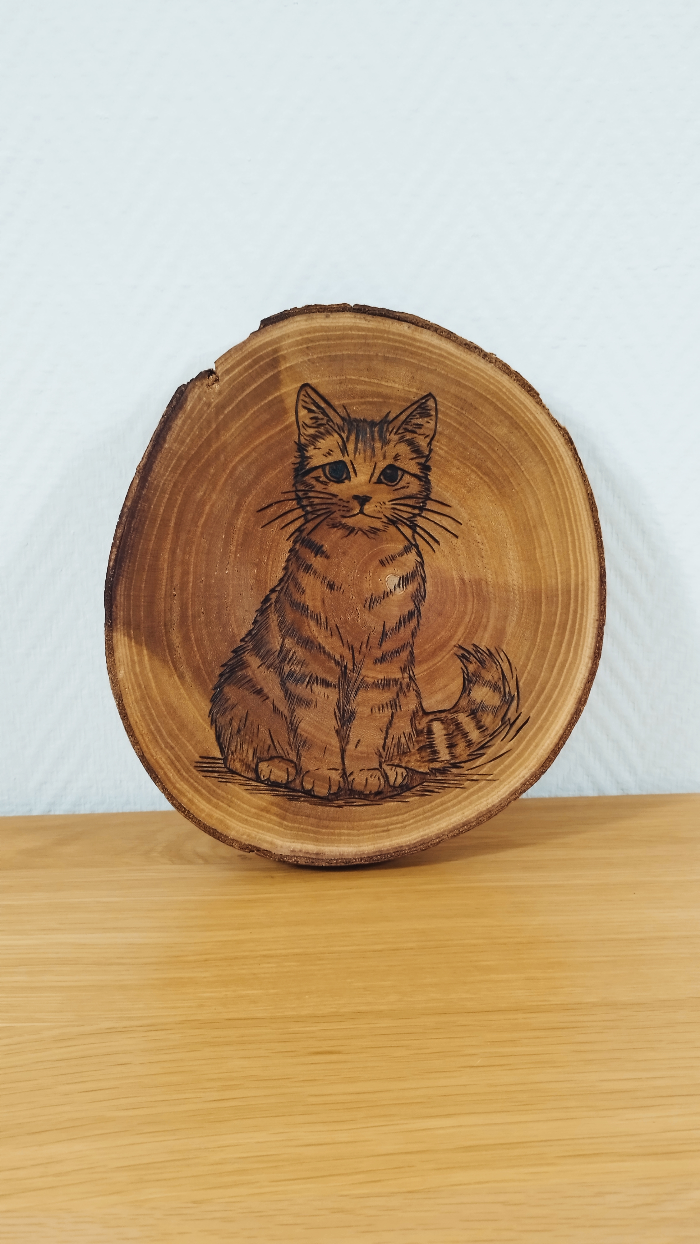 Pyrogravure sur rondin de bois